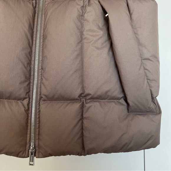 Theory Men’s Puffer Vest, Medium - Picture 5 of 8